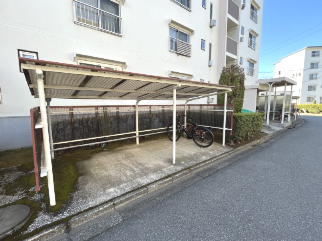 屋根つきの駐輪場です！
