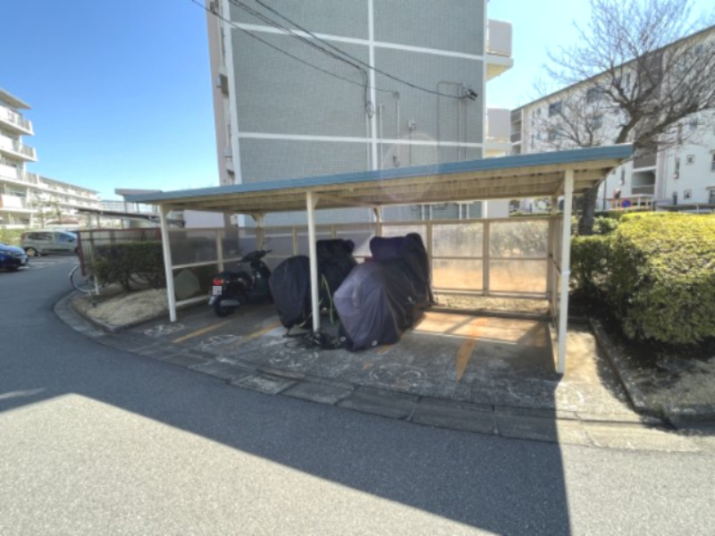 敷地内のバイク置き場です！