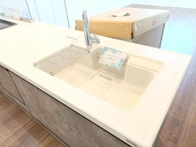 【シンク】　お洒落なグースネック水栓。食器洗いもはかどる広々としたシンクです。人造大理石のシンクは天板との継ぎ目がないためお手入れがラクラク♪