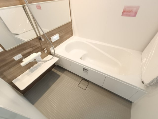 【浴室】　ゆったりとした時間とともに、一日の疲れを癒すバスルーム。
