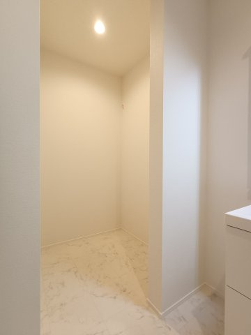 【リネン庫】　あると嬉しいリネン庫。洗面所に必須のタオルやお掃除用具を整理して収納できます。