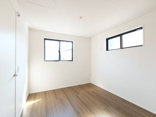【洋室約5.4帖】　どのお部屋にも窓があり、明るく過ごしやすい空間となっています。