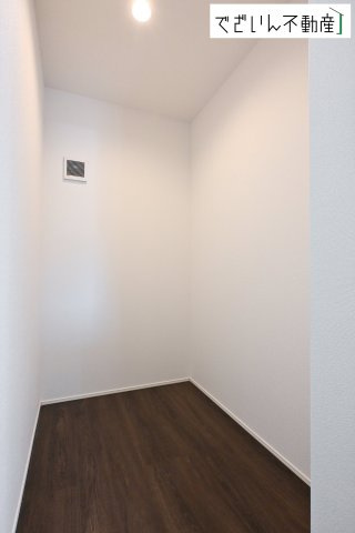 ≪2号棟≫キッチン裏には、食料品などを収納できるパントリーがあります。　現地(2026年2月撮影)