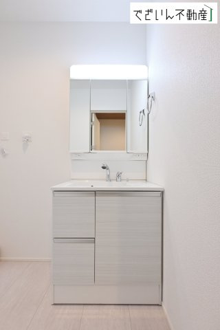 ≪2号棟≫スタイリッシュなデザインの三面鏡の洗面化粧台。鏡の裏が収納になっており、整髪料などを収納しておくことができます。　現地(2026年2月撮影)
