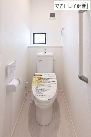 ≪2号棟≫毎日使う場所だからこそ、快適さと美しさにこだわりを。使い勝手の良いトイレで見た目もスッキリしています。　現地(2026年2月撮影)