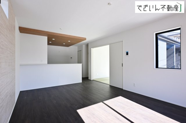 ≪2号棟≫光と風が通る開放的なリビング空間。家族の時間がもっと心地よくなるリビングです。　現地(2026年2月撮影)