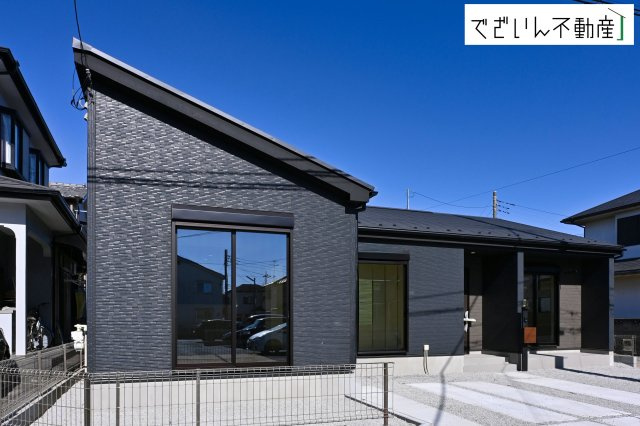 ≪2号棟≫爽やかな青空の下に贅沢なほどに降り注ぐ陽光、豊かな居住性と、クオリティが見事に調和した住空間は、住まうことの喜びを感じさせてくれます。　現地(2026年2月撮影)