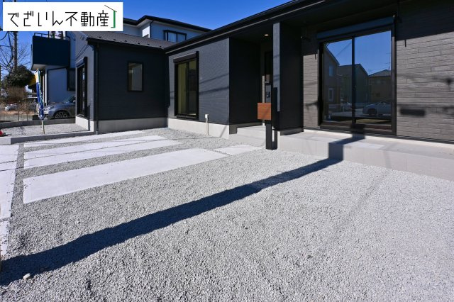 ≪2号棟≫爽やかな青空の下に贅沢なほどに降り注ぐ陽光、豊かな居住性と、クオリティが見事に調和した住空間は、住まうことの喜びを感じさせてくれます。　現地(2026年2月撮影)