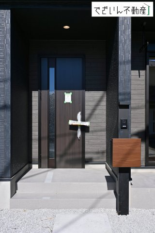 ≪2号棟≫居住者の帰り、訪れる方を優しく迎え、やすらぎに満ちた生活空間を予感させる。健やかな暮らしを楽しめそう。　現地(2026年2月撮影)
