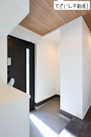 ≪2号棟≫清潔感溢れる玄関がお出迎えする本邸宅の物語は、ここから始まる日常を期待させます。この場所には「希望」と「優越」で包み込んでくれる「特別」な空間があります。　現地(2026年2月撮影)