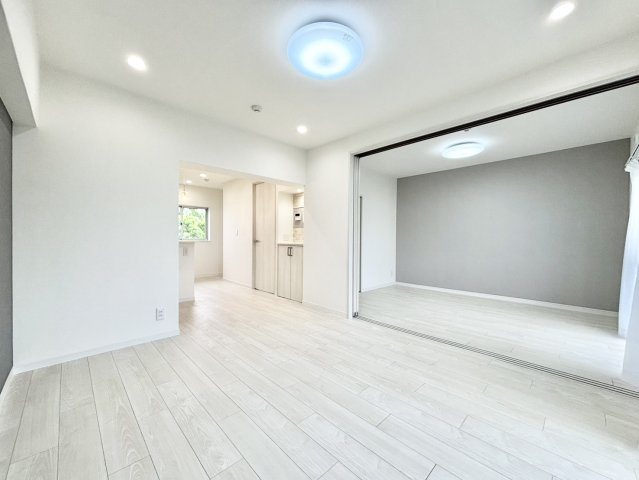 ◆柔らかな色合いのフローリングと清潔感のあふれる白のクロスが明るい空間を創り出しているリビングダイニング。家族の集まる憩いの場にふさわしいです。　【モデルルーム】