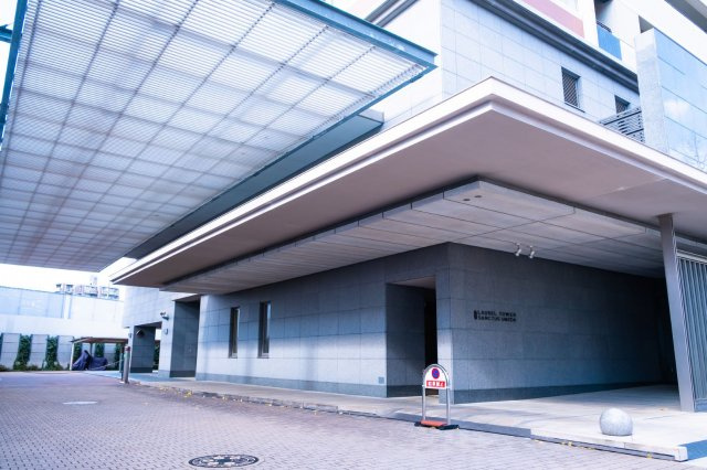 【エントランス外観】メインエントランスです！屋根付きの車寄せもあり、雨の日や荷物の多い日も快適です◎