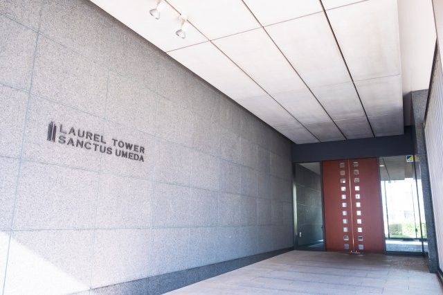 【エントランス外観】都会らしい洗練されたデザインのファサード！おしゃれな館銘板がお出迎えします！
