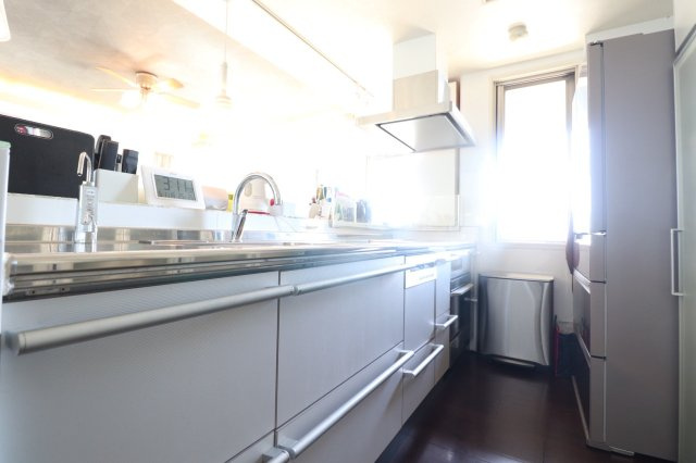 【キッチン】カウンターキッチンなっており、ご家族やご友人と会話をしながらお料理が楽しめます！