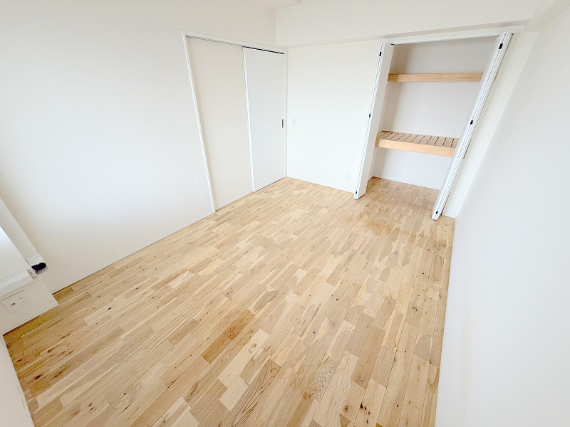 2026年4月撮影/約6.2帖洋室　全居室収納完備！扉はスペースを効率よくお使いいただける引き戸仕様となっております。