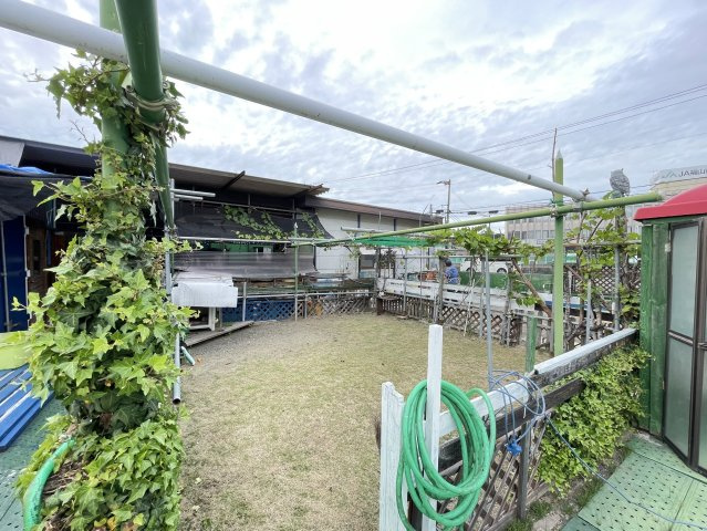 ドッグラン付きの庭があります。ペットを存分に遊ばせることのできるスペースとして重宝しそう。ペットがのびのびと過ごせる環境が整います。ペットとの快適な暮らしを実現しやすいのが魅力です。　
