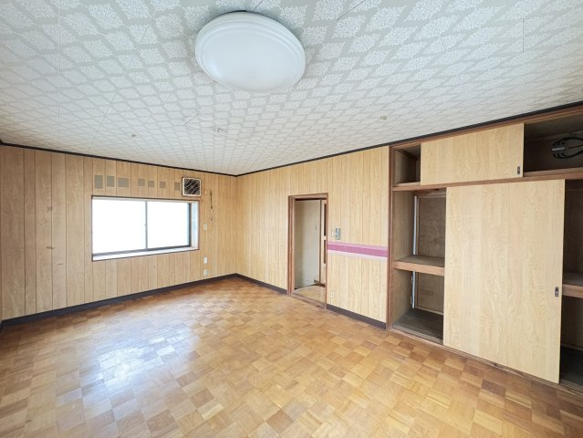 壁面には収納スペースが設けられており、衣類や季節用品などをすっきり整理できる洋室です。部屋の広さもあるため、寝室や子ども部屋、趣味のお部屋など多目的に利用できます。