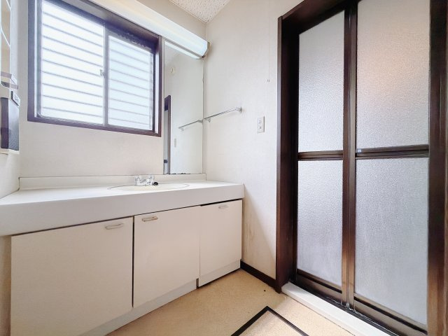 ■洗面室｜大きな鏡で朝の身支度もラクラク♪毎日の忙しい準備が楽しくなる洗面所です(^^♪