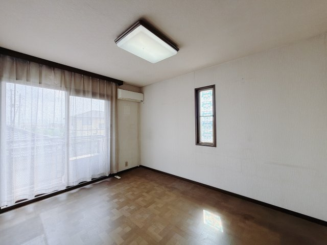 ■洋室｜お子様の一人部屋にピッタリな洋室。木のぬくもりを感じるフローリングは、天然木の味わいが時とともに深みを増していきます。また、傷にも強く、フリーワックスでお手入れもラクラクです♪