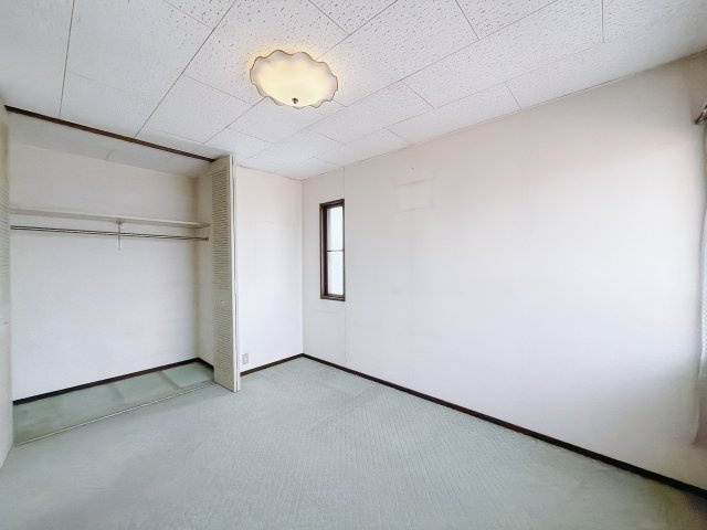 ■洋室｜ナチュラルカラーの床です。模様替えなどとても楽しく工夫できます♪陽当たり、風通しもとても良いので毎日快適な生活スタートです！子供部屋にも良いですね♪