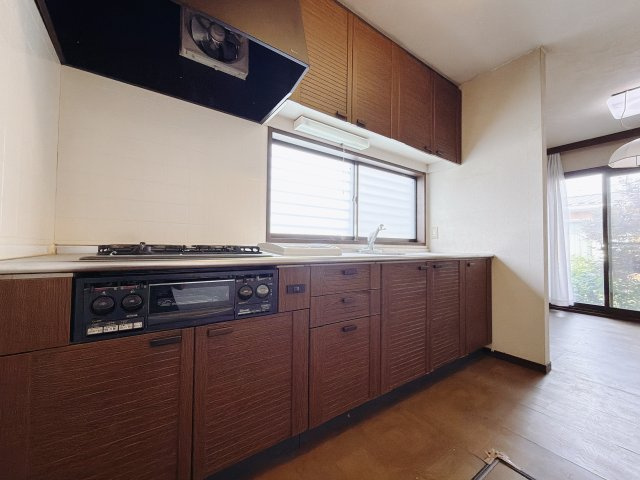■キッチン｜ワークトップの幅が広く、お子様といっしょにお料理をつくったり、ちょっとしたパーティーも楽しめます。フラットなのでお掃除がしやすいのもポイントです♪