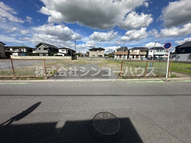 スーパー、コンビニ、銀行、小学校など生活利便施設も近くにあります。