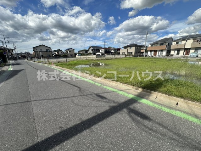 前面道路の幅員約6.4メートル。