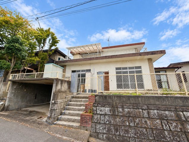 高台に佇む、ガレージ付き中古戸建