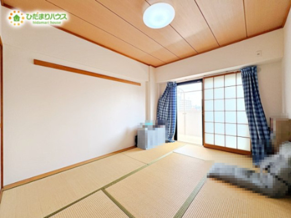 リビングと隣り合わせにある和室は合わせて6帖。扉を閉めれば、来客用の部屋として使えます。