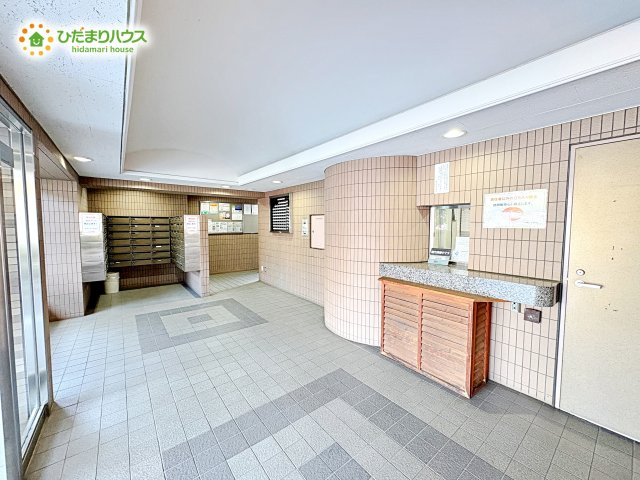 広いロビーには管理人室と待ち合わせ空間がございます！