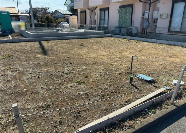 土地の形が極端に長細かったり、狭小地、あるいは道路との高低差がある傾斜地だった場合、後々売ろうとしても買い手がつかない場合もあります。後々、売却することになった時に価値の下がらない土地を選びましょう。