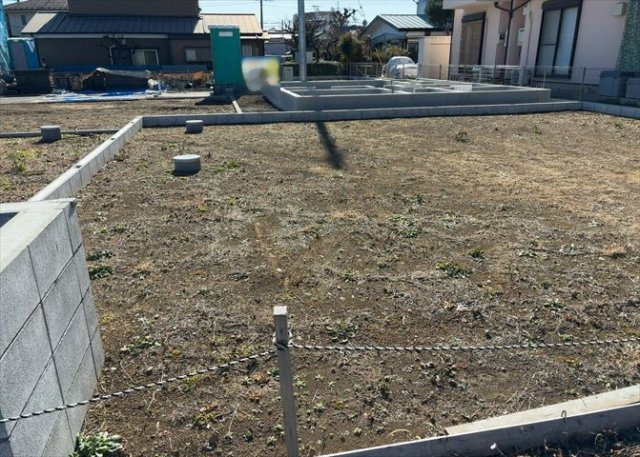 土地の面積＝住宅面積ではありません。建ぺい率の問題などで、土地のある場所によって住宅を建てられる面積は限られています。高さもしかり、「土地」という言葉の中には、建築条件も含まれると考えておきましょう。