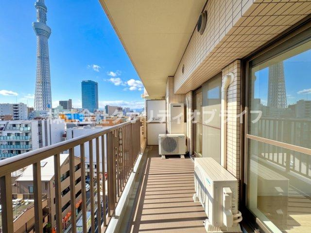 お部屋にいながら東京スカイツリーをダイナミックに臨む絶景の眺望！　遮るものの少ない開放的な空と街並みが広がり、日当たり・風通しともに良好です。