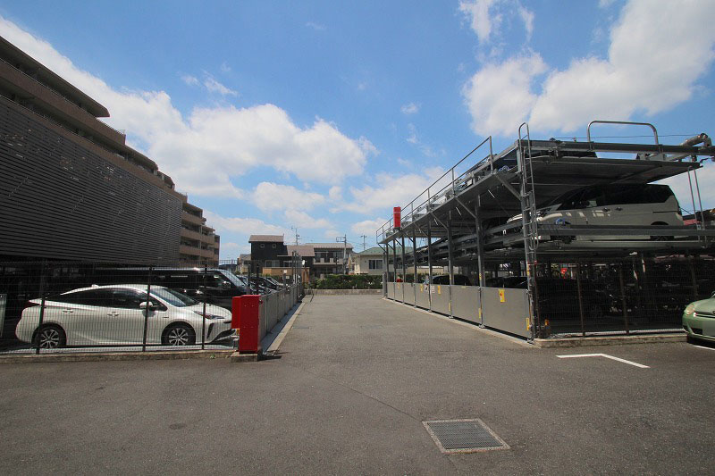 2026年7月撮影/駐車場　月額利用料金8000円～13000円　駐車場の空き状況は管理会社に要確認。