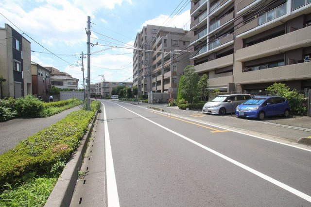 2026年7月撮影/前面道路の様子　お子様の登下校も安心の小学校徒歩5分！　商業施設やクリニックなども徒歩圏内に揃う住みやすい環境です。