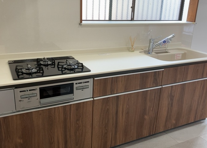 ダイニングとキッチンの間を扉や壁などで仕切らず、一体化させた間取りです。キッチンカウンターがついている物件ならば、食事をキッチンカウンターで取ることで、ダイニングスペースをリビングとして使用できます。