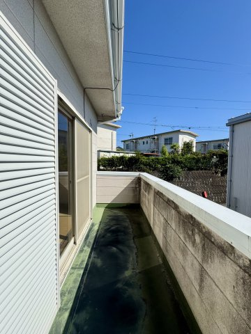 バルコニーは横に長く、お天気の良い日は家族のお布団など気持ち良く干していただくことができます☆