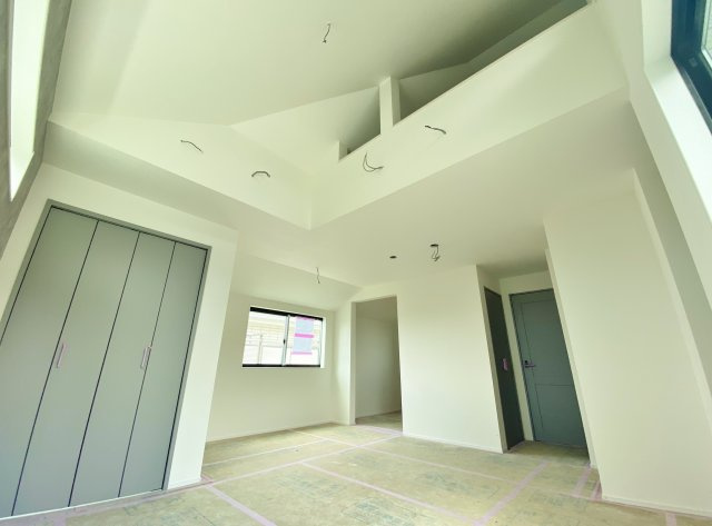 【室内ご見学いただける様になりました♪♪】　勾配天井となっており開放感溢れるリビング　上質が感じられる設備とカラーリングで暖かな印象のリビングに仕上がります