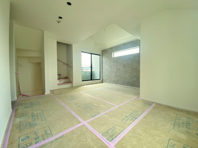 壁面にはアクセントクロスを施しお洒落に演出　足元から暖かい床暖房を標準装備しご家族皆様でゆったりとお寛ぎいただけます