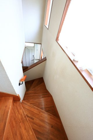 高窓からの採光により、足元まで光が届く階段スペースです