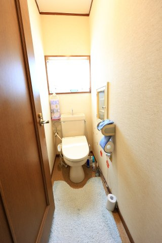 窓もあり明るいトイレです