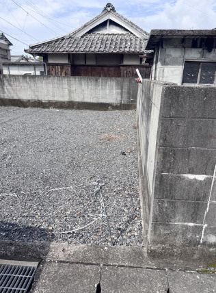 敷地の奥まで見渡せる現地。建物や庭、駐車スペースの配置をイメージできます。