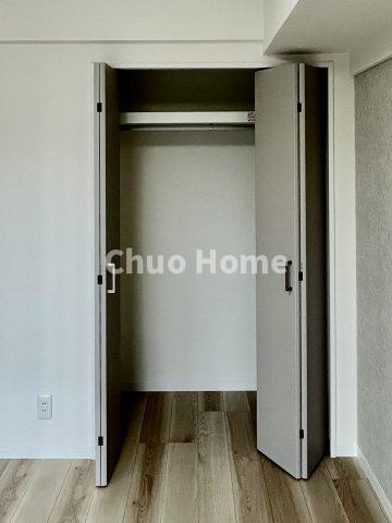 居室にはクローゼットを完備し、自由度の高い家具の配置が叶うシンプルな空間です。お子様の成長と必要になる子供部屋を与えるにはぴったりの間取りですね。