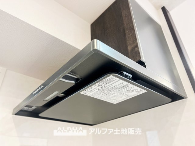 武骨なまでに磨きこまれたステンテクスチャーはコンテンポラリー・デザイン。ダウンライトがフードを照らし煌めきの瀟洒なキッチンを演出する。清潔感のあるデザインが、キッチン全体の雰囲気に調和します。