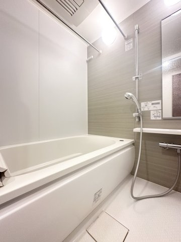 30？台ではゆとりを感じやすい1416サイズの浴室で、入浴時間もゆったり過ごせます。フルオートバス採用。忙しい日も帰宅後にスムーズに入浴準備をしやすい設備仕様です。
