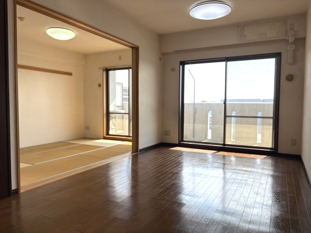 光溢れるリビングは、隣接する和室を開放すればさらに広々とした空間に。高層階ならではの心地よい風と眺望が魅力です。武蔵浦和、北戸田の利便性を享受しながら、穏やかな日常を叶える一邸です。