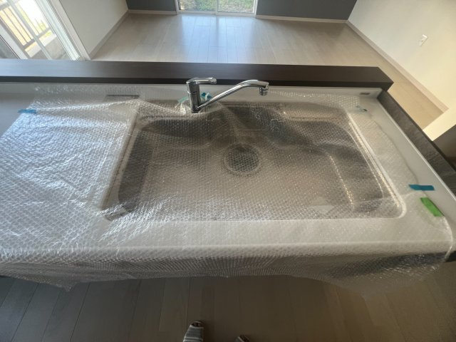 水はねしにくい広めのシンク、保護材付き