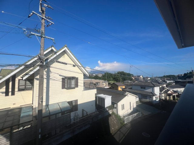 バルコニーから住宅地と山並みを望む開放的な眺望