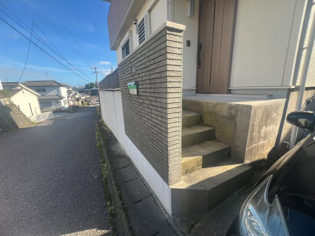 道路から階段を経由してアプローチする玄関