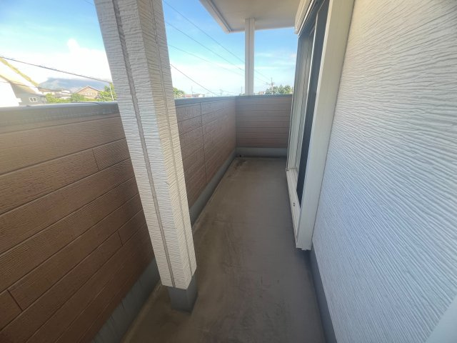 木目調の壁とコンクリート床のバルコニー